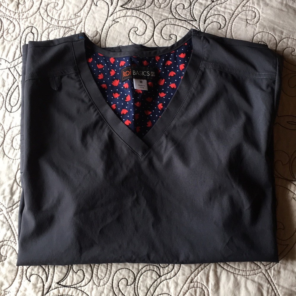 Gray koi basics scrub top